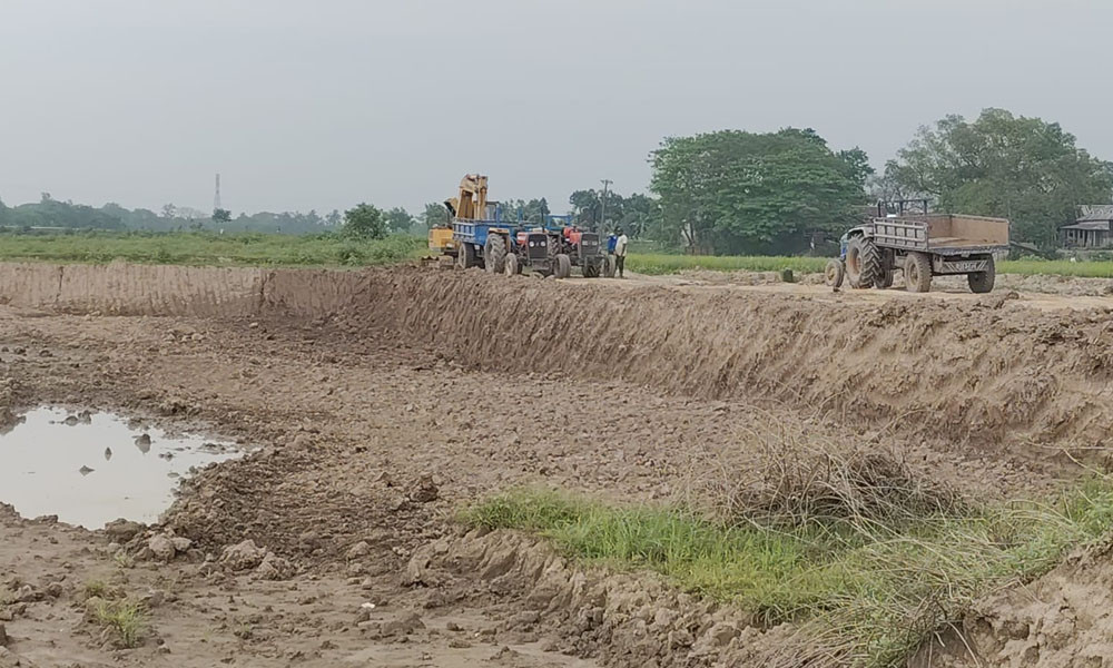 কৃষিজমি থেকে মাটি কাটা চলছেই