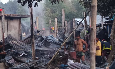 লালমাইয়ে মধ্যরাতে আগুনে পুড়ল ৩ ঘর, ক্ষতি প্রায় ১০ লাখ টাকা