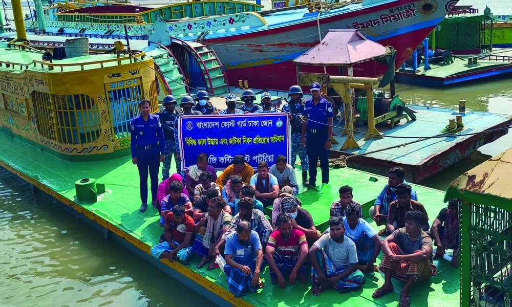 যমুনায় অবৈধ বালু উত্তোলন: কোটি টাকার ড্রেজার জব্দ, আটক ২০