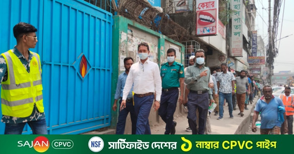 টঙ্গীতে সড়কের দুই পাশে অবৈধ স্থাপনা উচ্ছেদে অভিযান