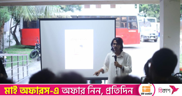 ঢাবি রেজিস্ট্রার ভবনের সেবায় হয়রানির প্রতিবাদে ব্যঙ্গাত্মক কর্মসূচি