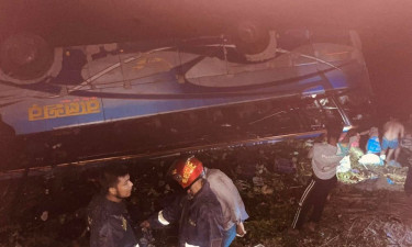 দাউদকান্দিতে নিয়ন্ত্রণ হারিয়ে বাস খাদে, নিহত ১