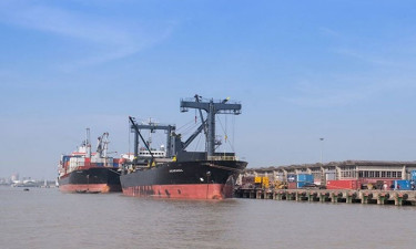 জ্বালানি সংকটে লাইটার জাহাজে অচলাবস্থা