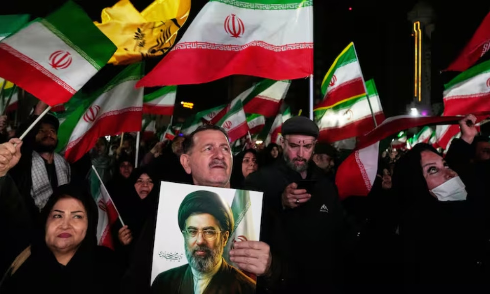 যুদ্ধবিরতি ঘোষণার খবরে ইরানীরা ক্ষুব্ধ