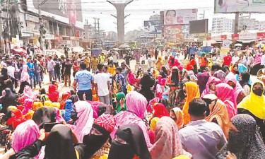 সাভারে শ্রমিক বিক্ষোভ কুমিল্লায় শ্রমিকদের মহাসড়ক অবরোধ