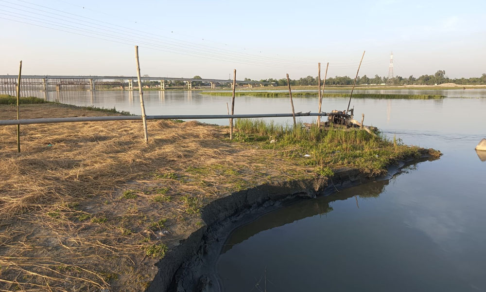 নির্মীয়মান সেতুর পাশেই ড্রেজার মেশিন