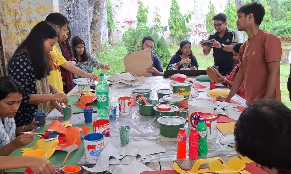 বর্ষবরণে ব্যস্ত শিক্ষার্থীতে মুখর চবির চারুকলা