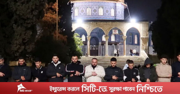 ৪০ দিনের নিষেধাজ্ঞার পর আল-আকসায় মুসল্লিদের নামাজ আদায়