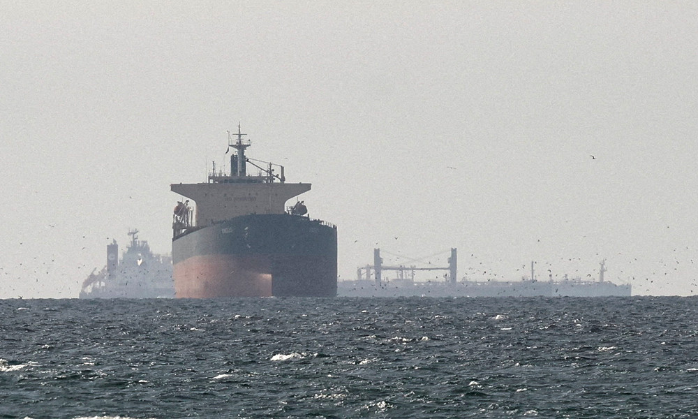 যুদ্ধবিরতির মাঝে হরমুজে আটকা পড়া জাহাজের সংখ্যা কত?