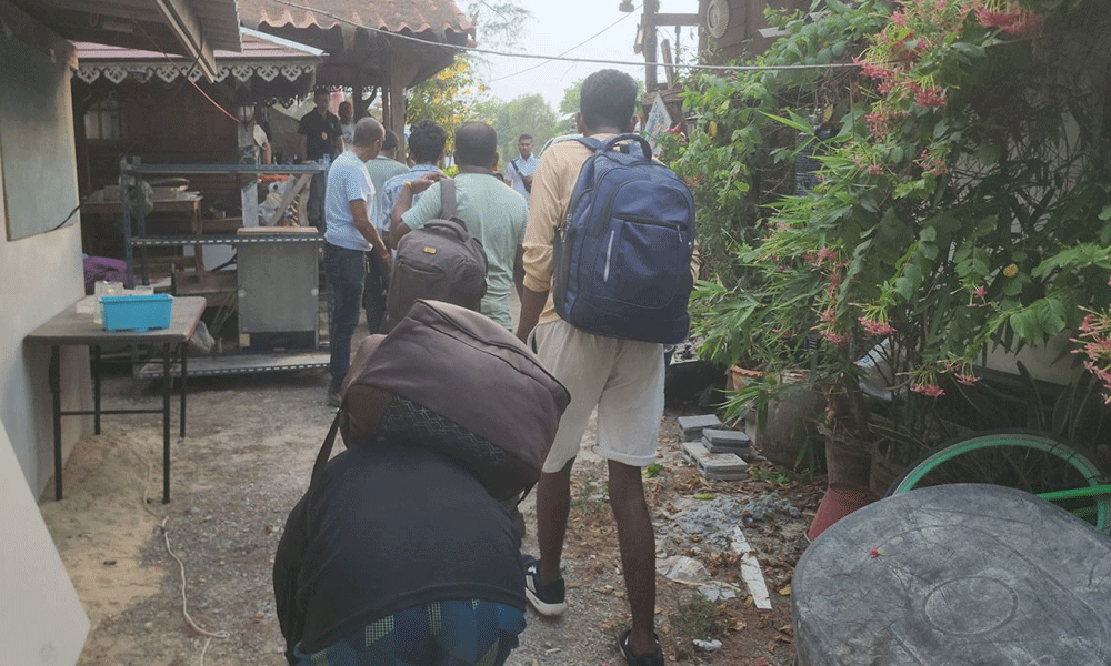 থাইল্যান্ডের রিসোর্ট থেকে ২১ বাংলাদেশি গ্রেপ্তার