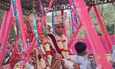 হাতির পিঠে বর আর ঘোড়ার গাড়িতে কনে