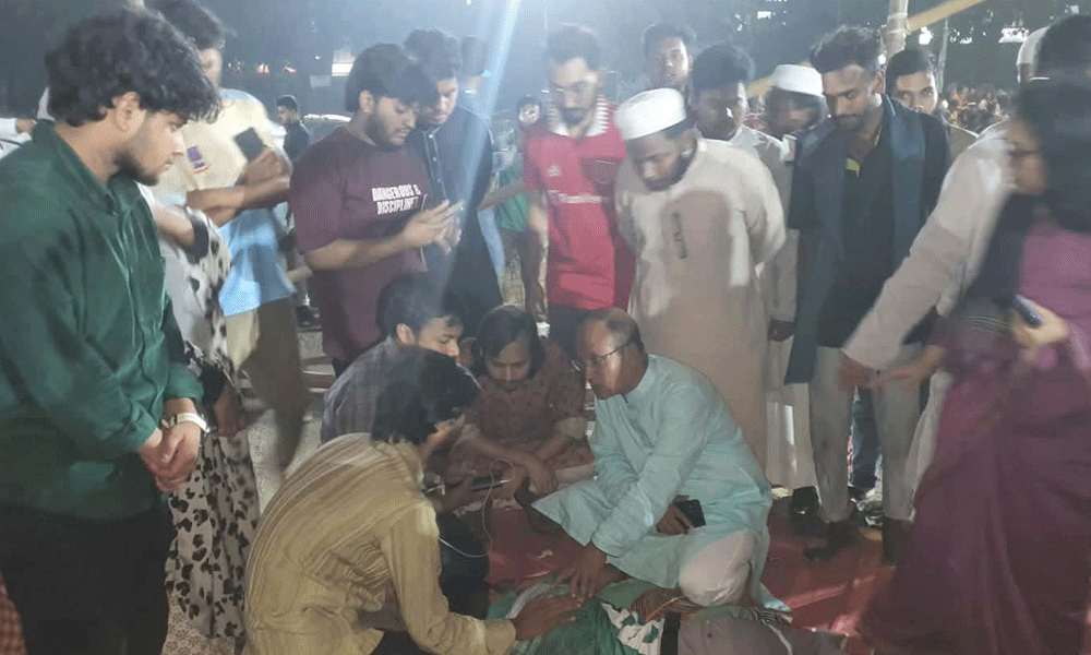 অনশনরত শিক্ষার্থীদের খোঁজ নিতে রাজু ভাস্কর্যে ঢাবি উপাচার্য