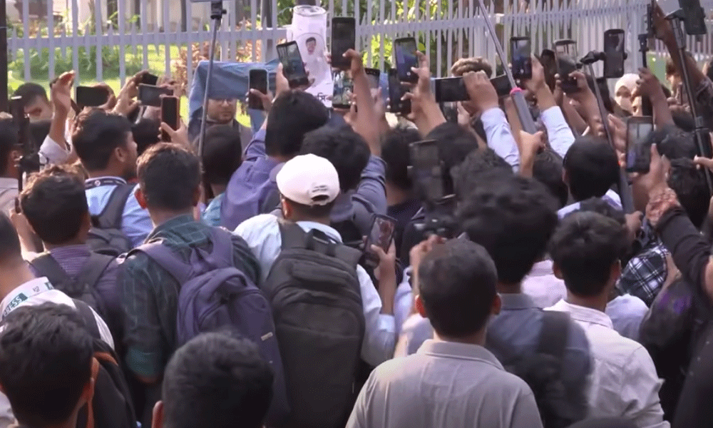 নাসীরুদ্দীনের কুশপুত্তলিকায় জুতা নিক্ষেপ করে তরুণদের প্রতিবাদ