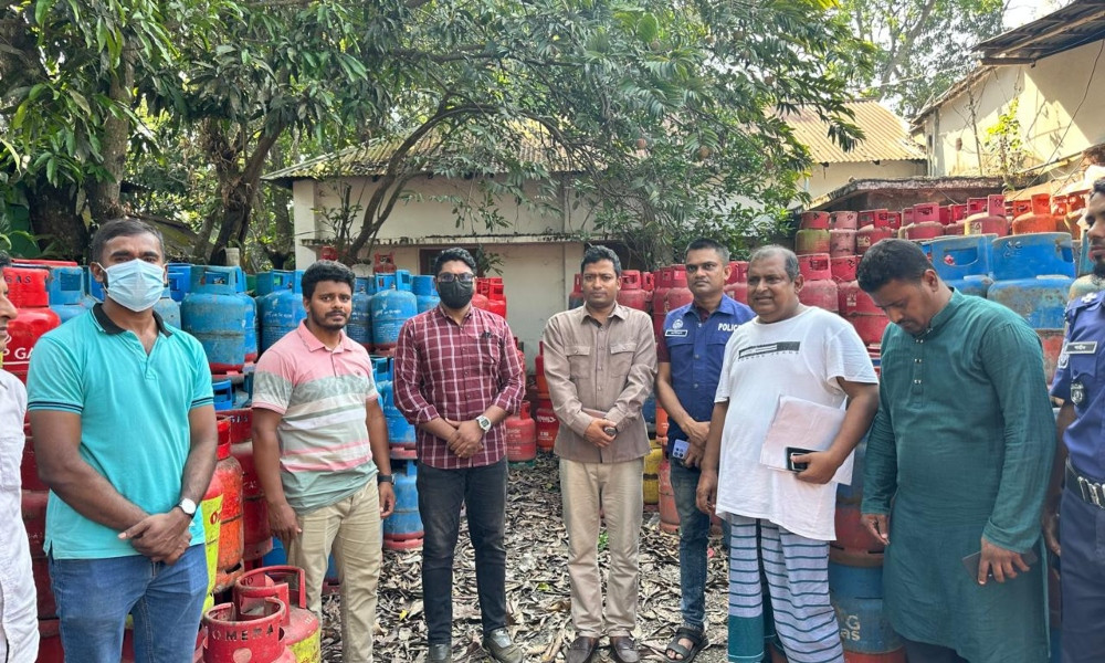 বরিশালে গ্যাস সিলিন্ডার মজুদ, ডিলারকে জরিমানা