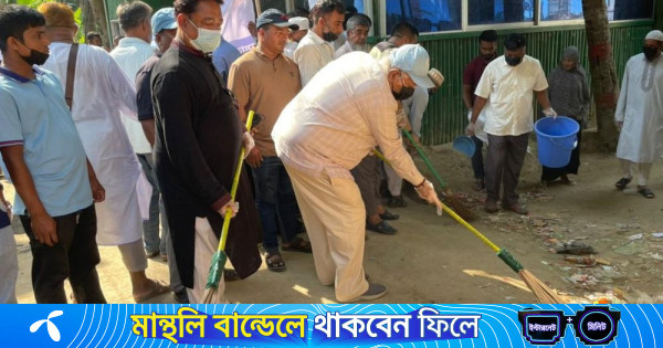 বান্দরবনে ঝাড়ু হাতে রাস্তা পরিষ্কার করলেন এমপি
