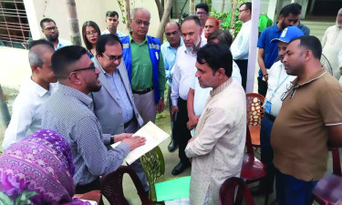 মোহাম্মদপুর ভূমি অফিস পরিদর্শনে জ্যেষ্ঠ সচিব : সেবা সহজ করার নির্দেশনা