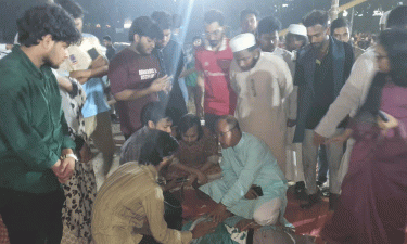 অনশনরত শিক্ষার্থীদের খোঁজ নিতে রাজু ভাস্কর্যে ঢাবি উপাচার্য