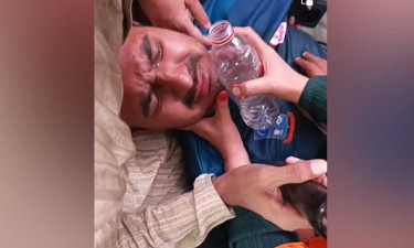 শহীদ পরিবারের অনুরোধে অনশন প্রত্যাহার করলেন শিক্ষার্থীরা