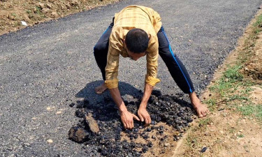 হাতের টানে উঠে আসছে সড়কের কার্পেটিং