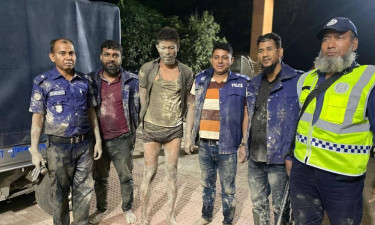 ডাকাত ধরতে কাদায় আধাকিলোমিটার দৌড়ালেন পুলিশ, অতঃপর...