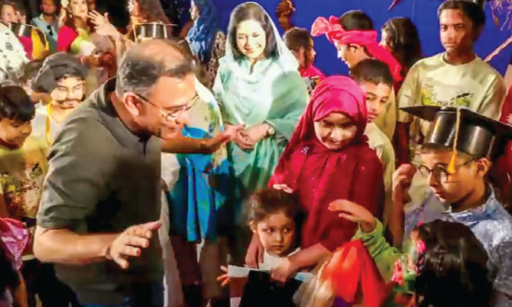 প্রধানমন্ত্রী তারেক রহমান সপরিবারে বেইলি রোডে শিকড় চিলড্রেনস থিয়েটারের প্রযোজনায় শিশুদের এক অনুষ্ঠানে অংশ নেন