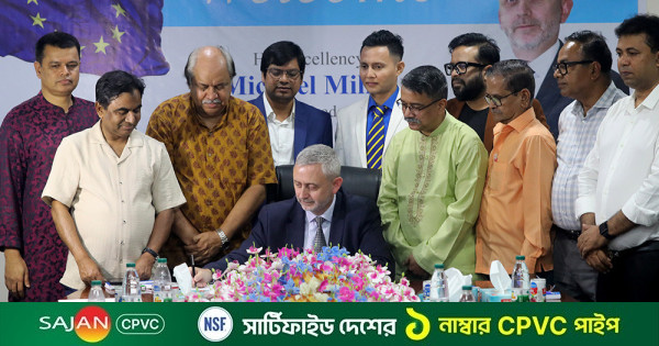 কালের কণ্ঠ পরিদর্শন বইতে সই করেছেন ইইউ প্রতিনিধিদলের প্রধান
