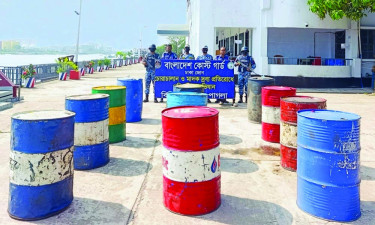 নারায়ণগঞ্জে অবৈধ মজুদ ২২০০ লিটার জ্বালানি তেল জব্দ