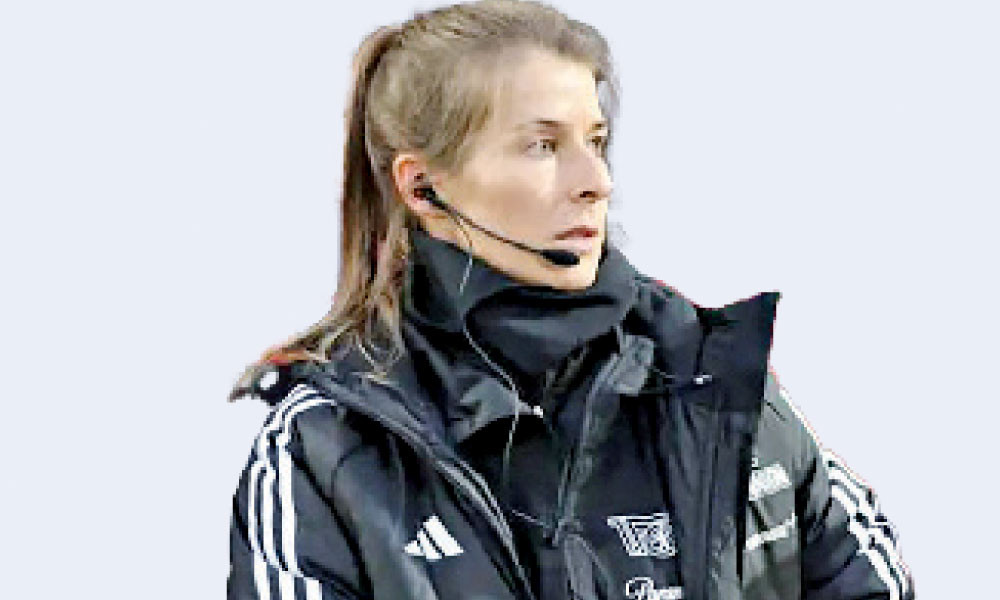 পুরুষ দলের নারী কোচ