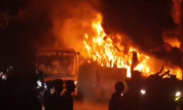 রাউজানে সড়ক দুর্ঘটনায় নিহত ১, বিক্ষুব্ধ জনতার আগুনে পুড়ল ২ বাস