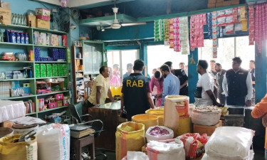বোচাগঞ্জে অতিরিক্ত দামে ভোজ্যতেল বিক্রি, ৩ ব্যবসায়ীকে জরিমানা