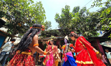 ঢাক বাজে, নাচ চলে