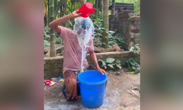 দুধ দিয়ে গোসল করে অনলাইন জুয়া ছাড়ার ঘোষণা যুবকের