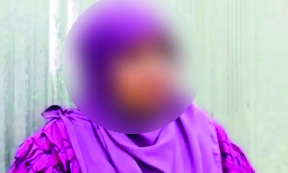 বিয়ের দাবিতে যুবকের বাড়িতে অনশনে ৫ সন্তানের জননী