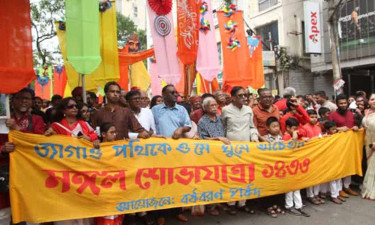 মঙ্গল শোভাযাত্রায় বর্ষবরণ হলো ধানমন্ডিতে
