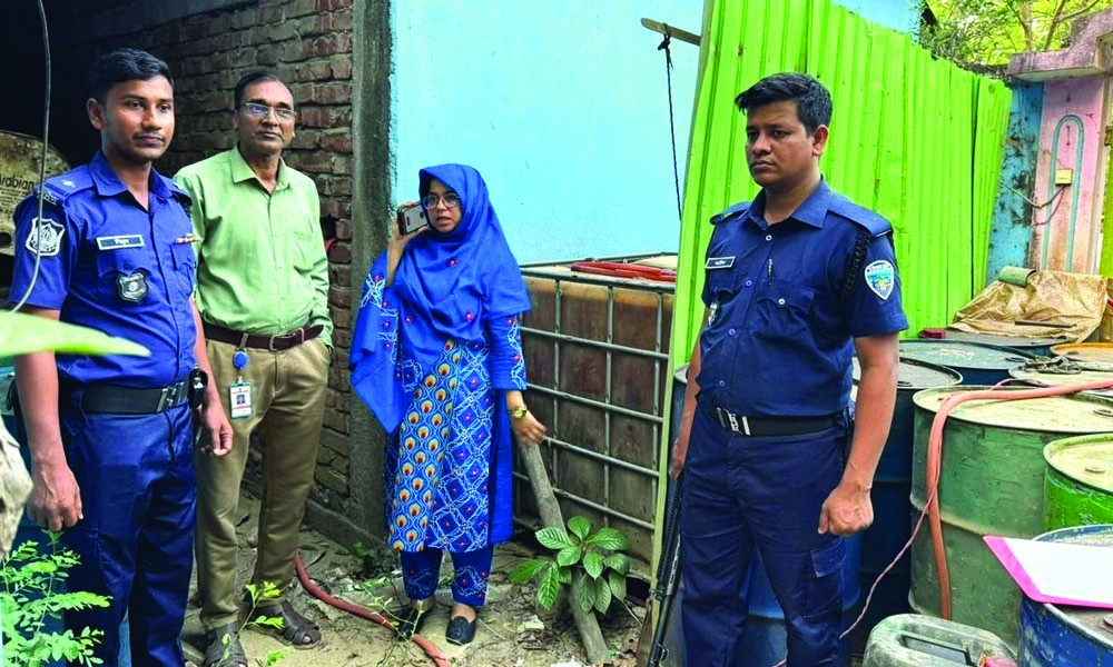 সেনবাগে ব্যবসায়ীর বাড়ি থেকে সাড়ে ৫ হাজার লিটার জ্বালানি তেল জব্দ