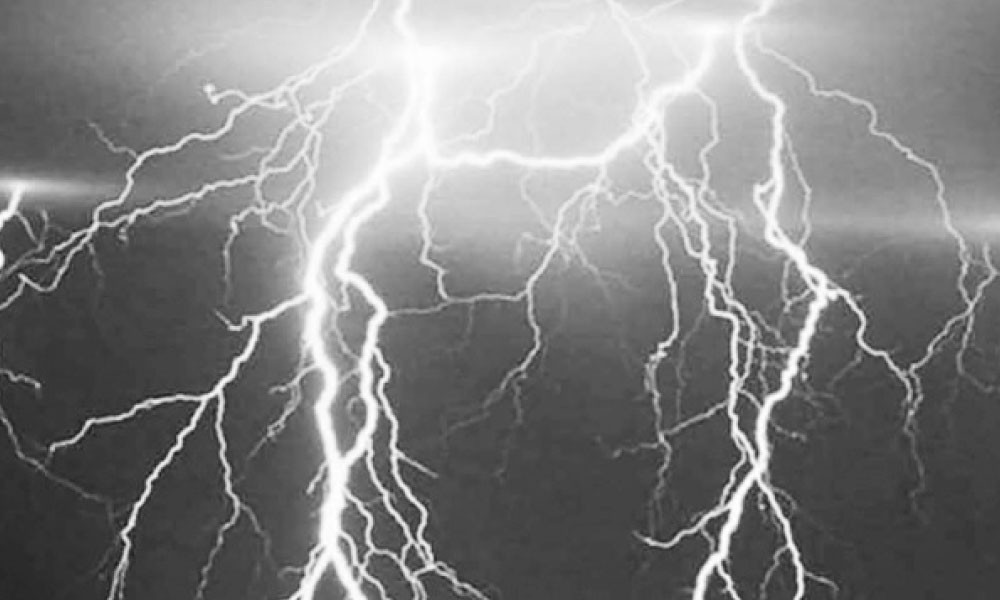 মেঘের ভেতর মৃত্যু : বজ্রপাতের অদৃশ্য যুদ্ধ