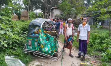 কুমিল্লায় কাভার্ড ভ্যানের ধাক্কায় সিএনজিচালিত অটোরিকশা উল্টে মা-ছেলের মৃত্যু