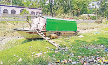 খালে পড়ে আছে অ্যাম্বুলেন্স