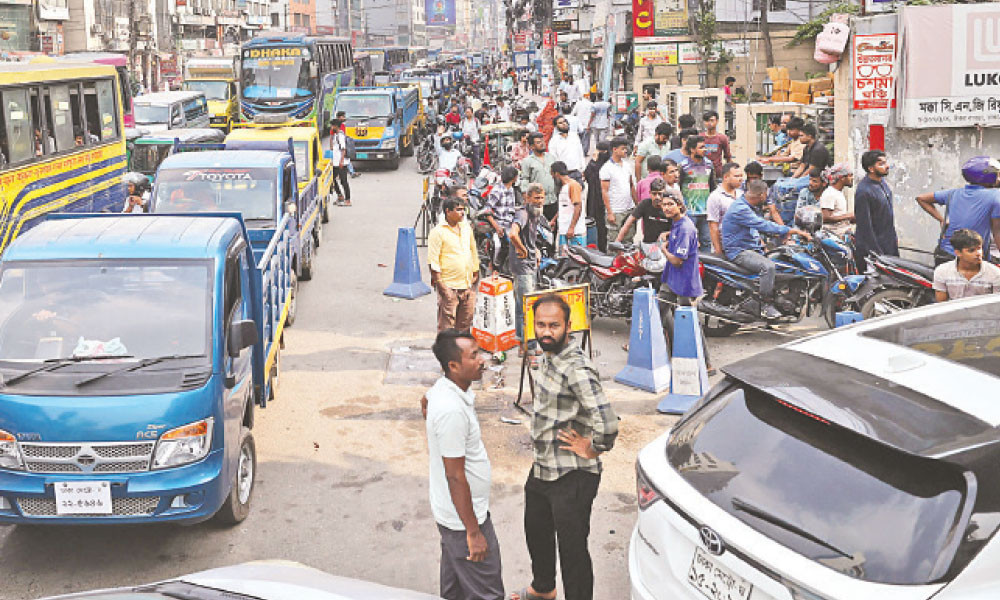 জ্বালানি তেলের জন্য পাম্পে দীর্ঘ লাইন