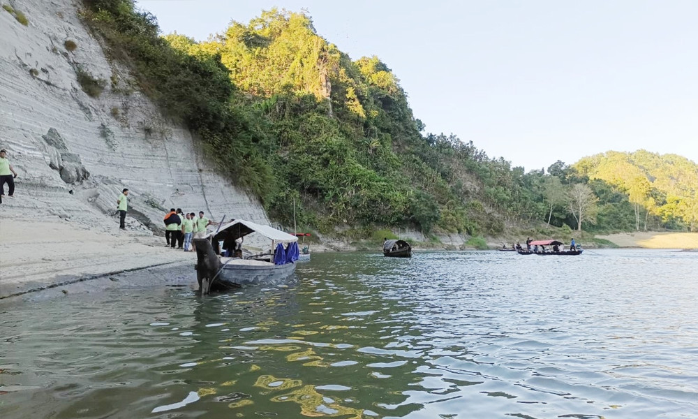মাতামুহুরী নদীতে গোসল করতে নেমে পর্যটক নিখোঁজ