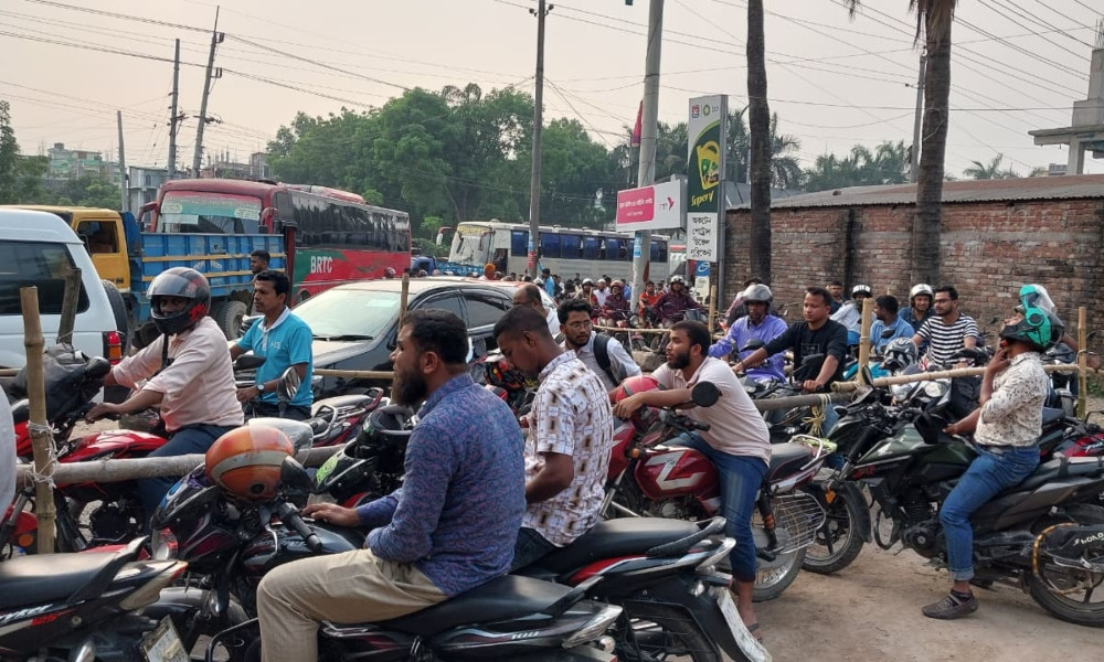 রংপুরে জ্বালানি সংকট, দীর্ঘ লাইনে দাঁড়িয়েও মিলছে না তেল