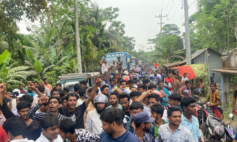 পিরোজপুরে তেল না পেয়ে সড়কে বিক্ষোভ