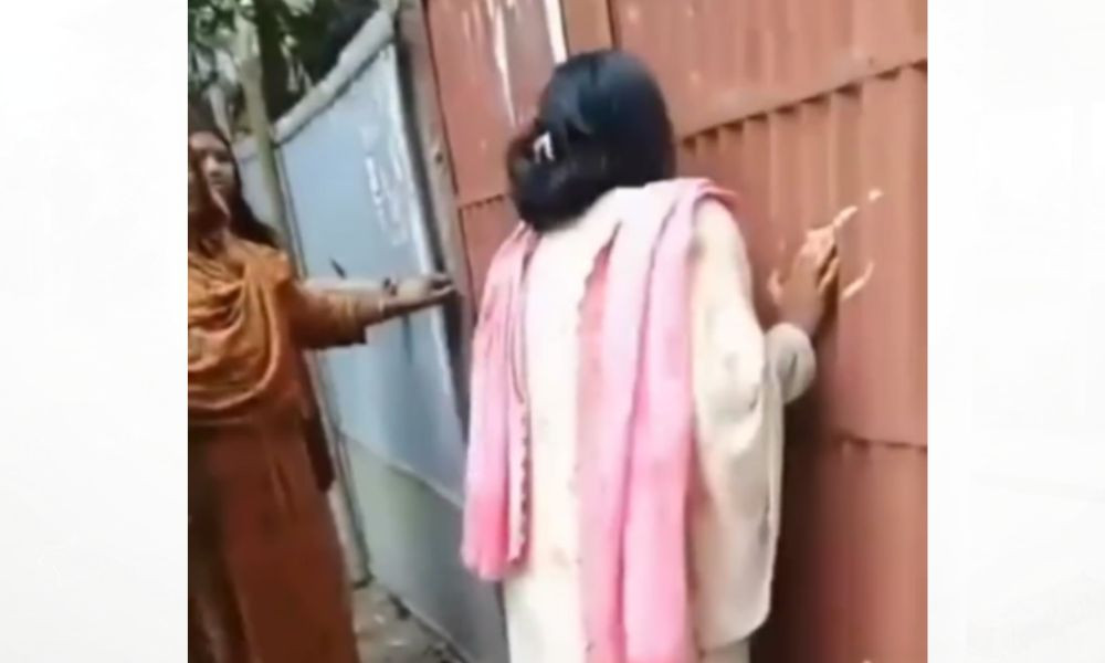 প্রেমি‌কের বা‌ড়ি‌তে তরুণীর আকুতি, ‘দরজাটা একটু খোলো, আমি কথা বলব’