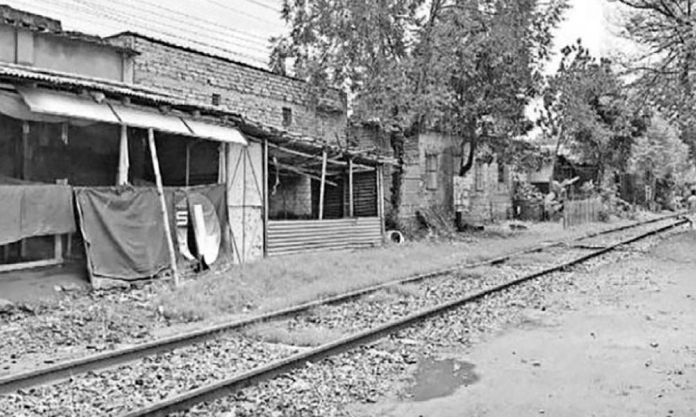 রেললাইনের পাশে দখল-দৌরাত্ম্য