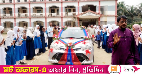 লক্ষ্মীপুরে ফুলসজ্জিত গাড়িতে ২ শিক্ষকের রাজকীয় বিদায়