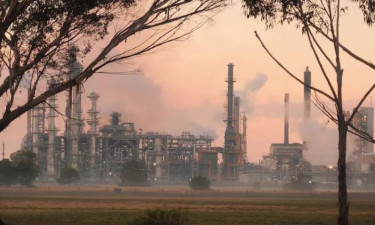 অস্ট্রেলিয়ার তেল শোধানাগারে আগুন, জ্বালানি সরবরাহে বড় ধাক্কা