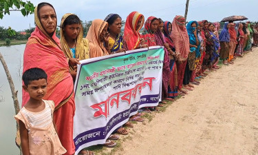 বাগেরহাটে স্লুইস গেট নির্মাণের দাবিতে মানববন্ধন