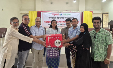 তাড়াশে সুবিধাবঞ্চিত নারীদের মাঝে সেলাই মেশিন বিতরণ
