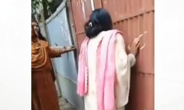 প্রেমি‌কের বা‌ড়ি‌তে তরুণীর আকুতি, ‘দরজাটা একটু খোলো, আমি কথা বলব’