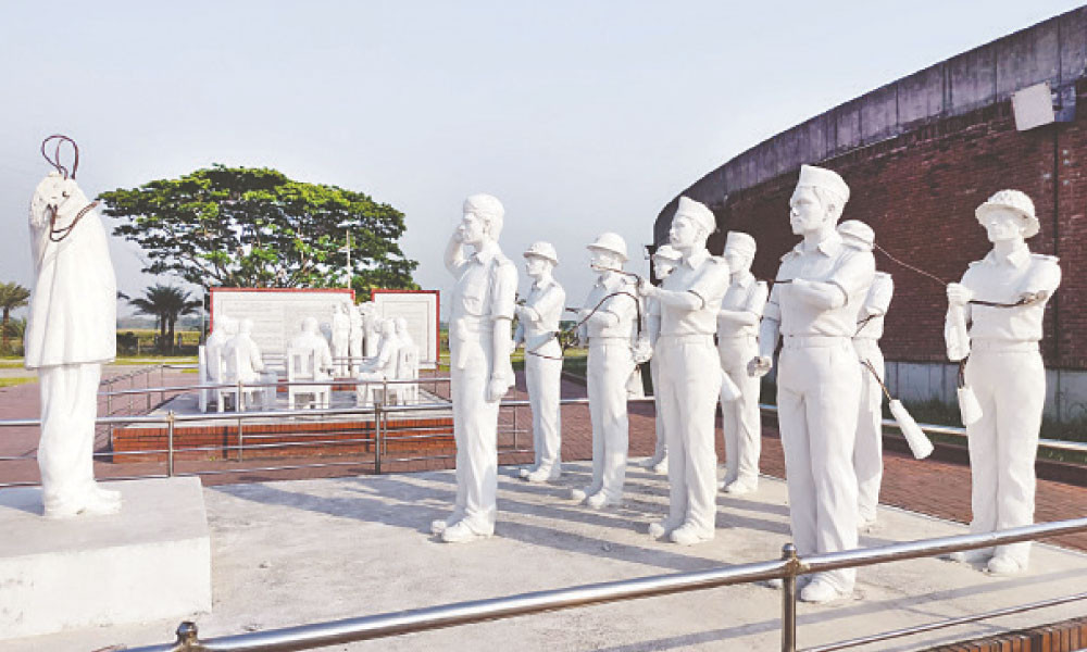 হামলার ক্ষত তিন শতাধিক ভাস্কর্যে